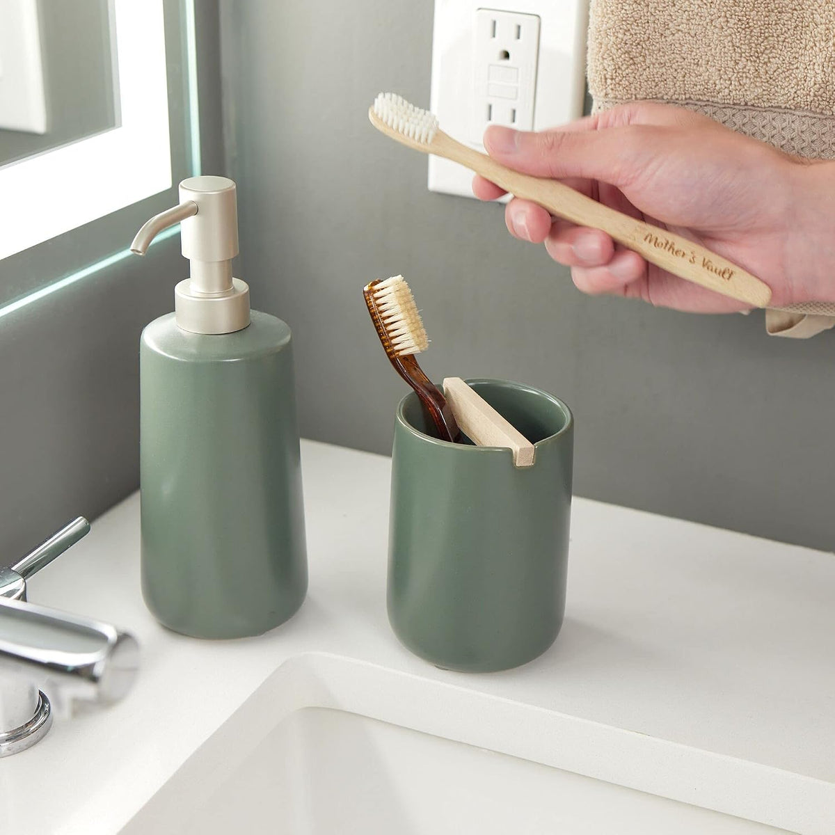 iDesign Ceramic Earth Collection Toothbrush Holder, Moss/Natural Wood